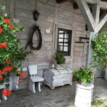 Stajnia Bialy Borek Biskupice Kocurów Exterior foto