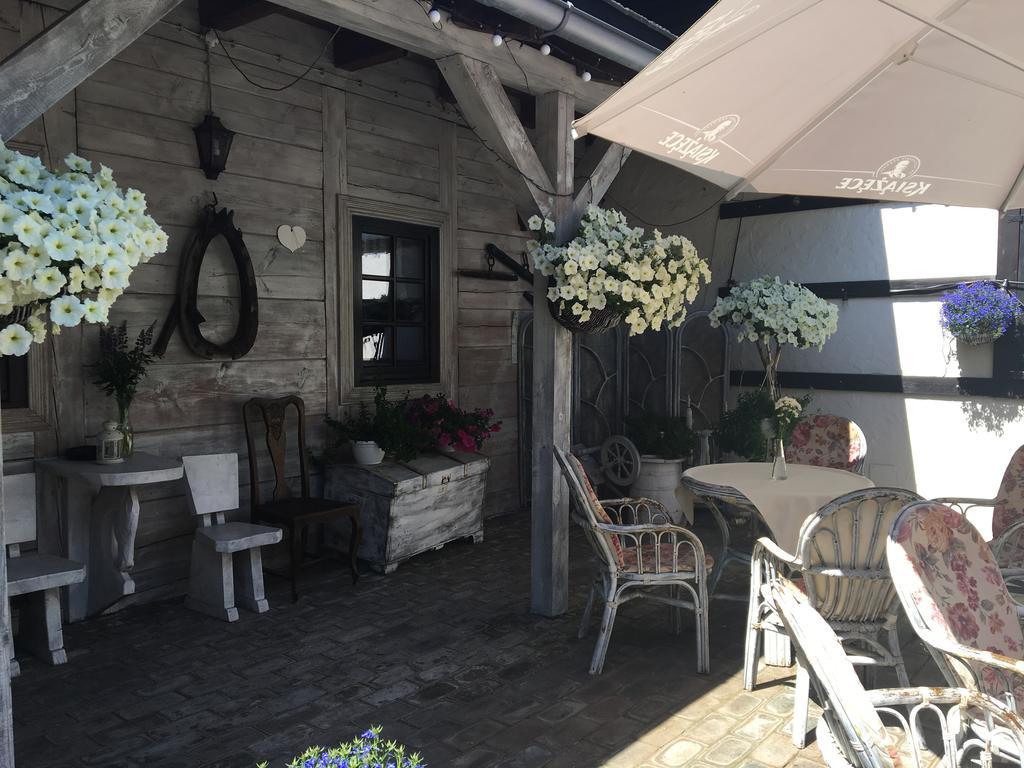 Stajnia Bialy Borek Biskupice Kocurów Exterior foto
