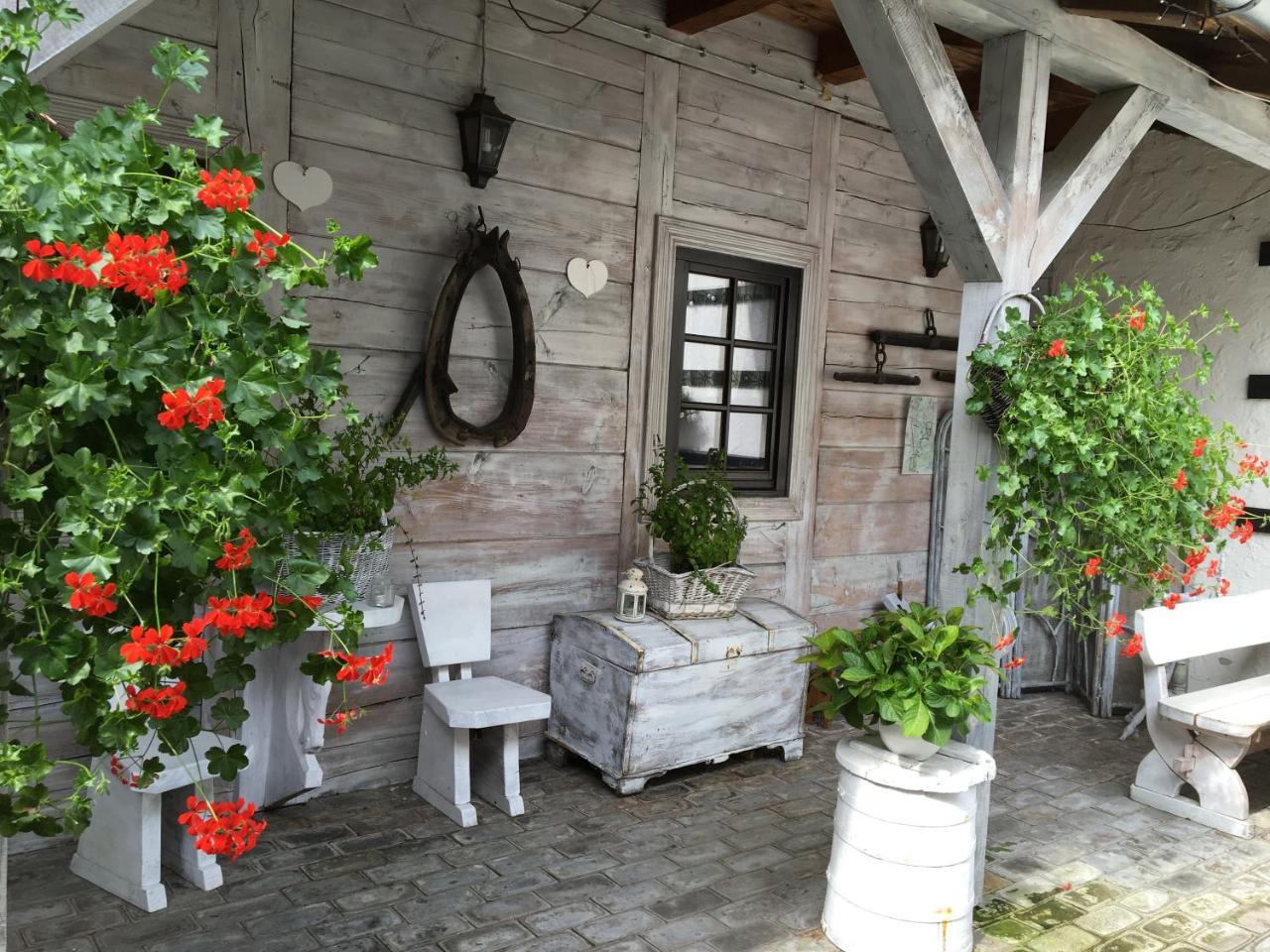 Stajnia Bialy Borek Biskupice Kocurów Exterior foto